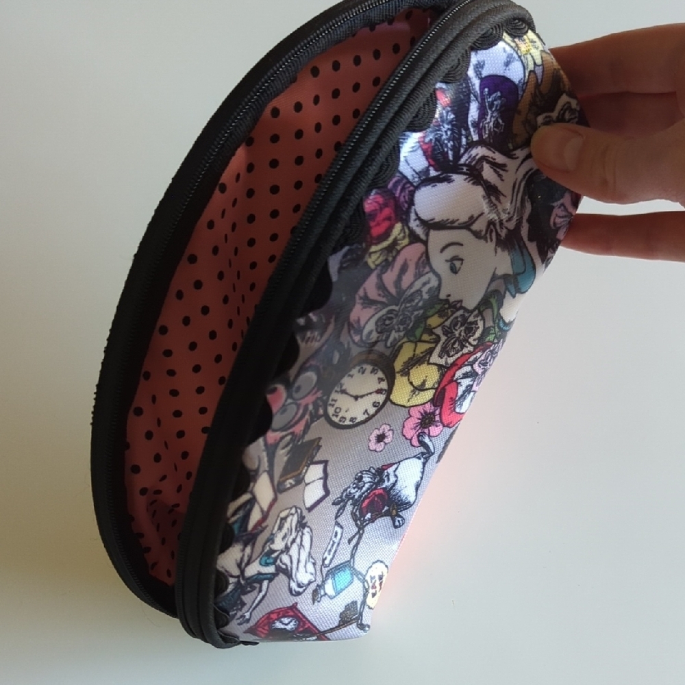Tokyo Disney Alice In Wonderland Pouch - Picture 6 of 8
